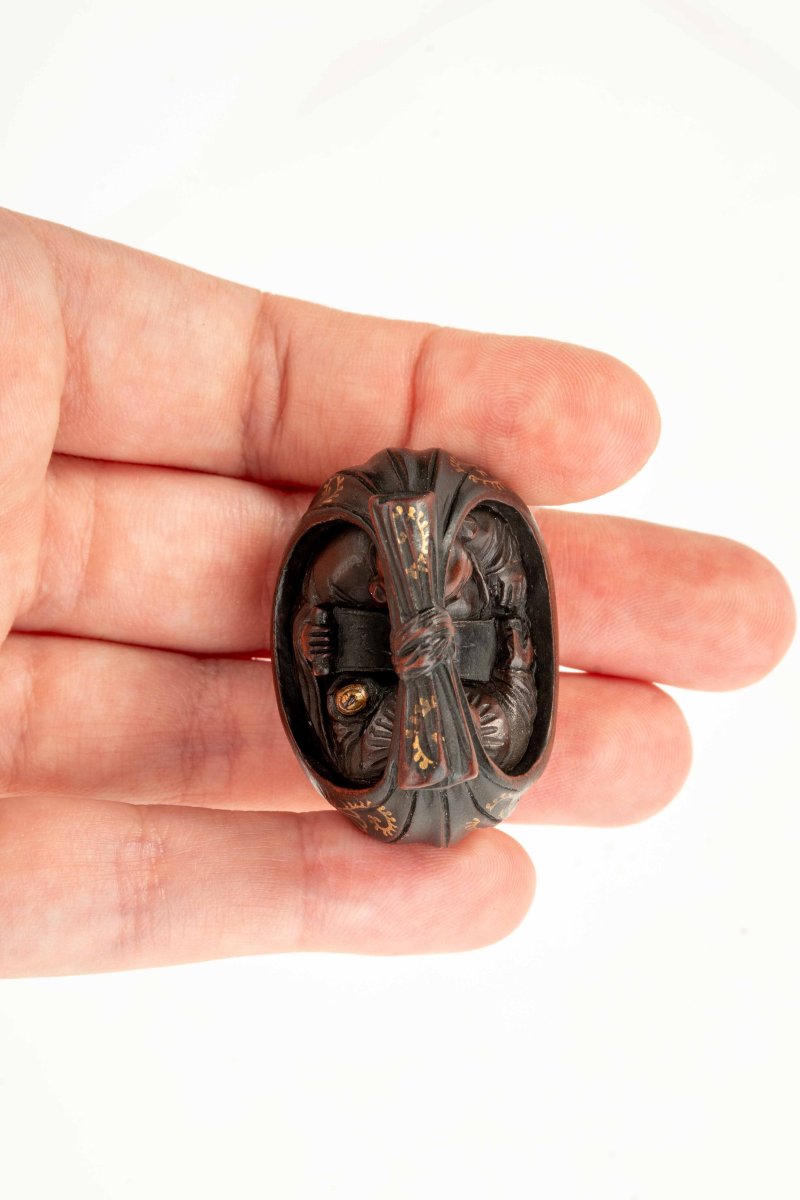 Netsuke en bois de buis représentant Hotei et un carako dans le sac-photo-4