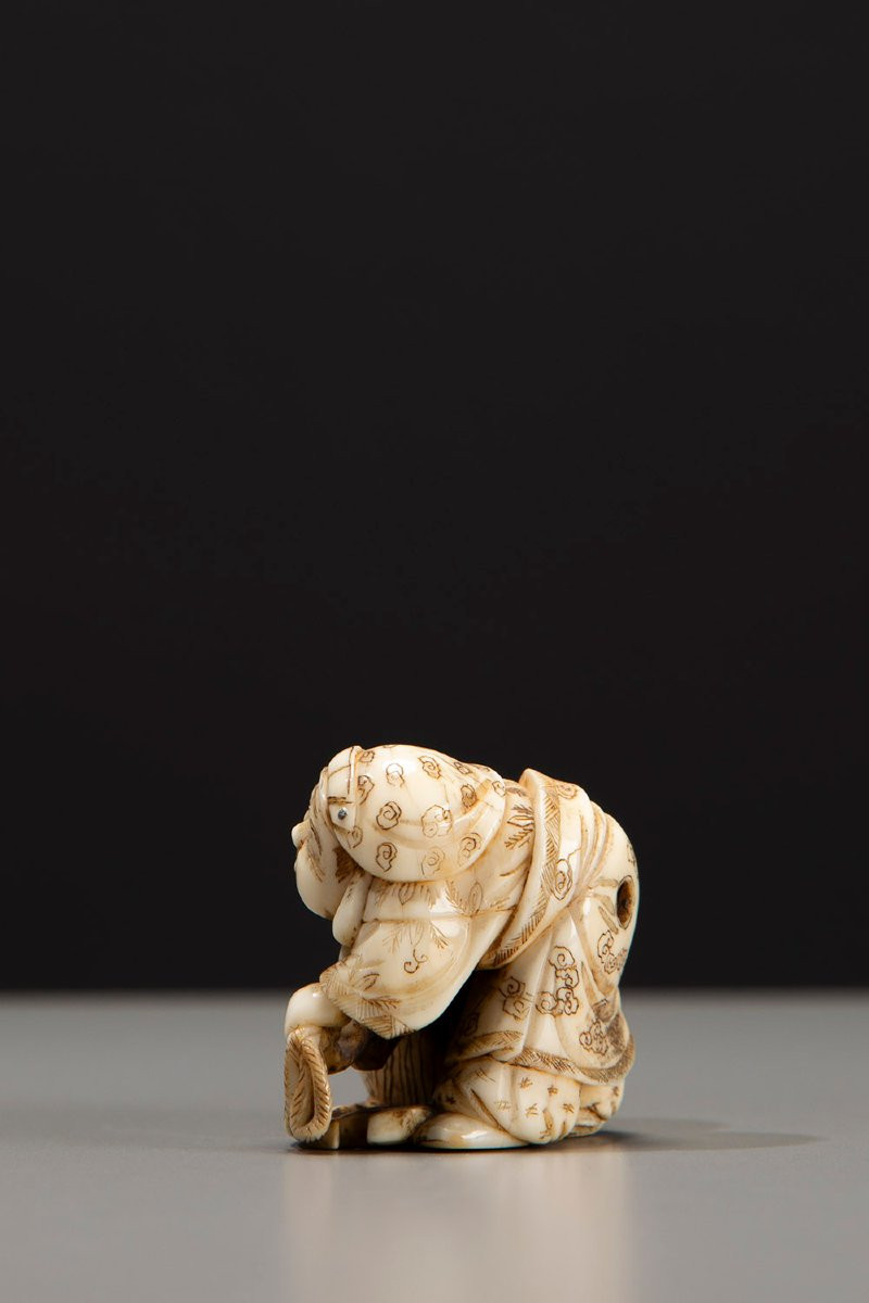 Netsuke en ivoire représentant Daikoku avec son marteau caractéristique-photo-2