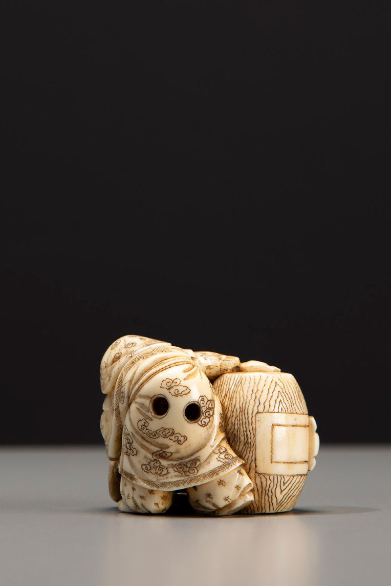 Netsuke en ivoire représentant Daikoku avec son marteau caractéristique-photo-3