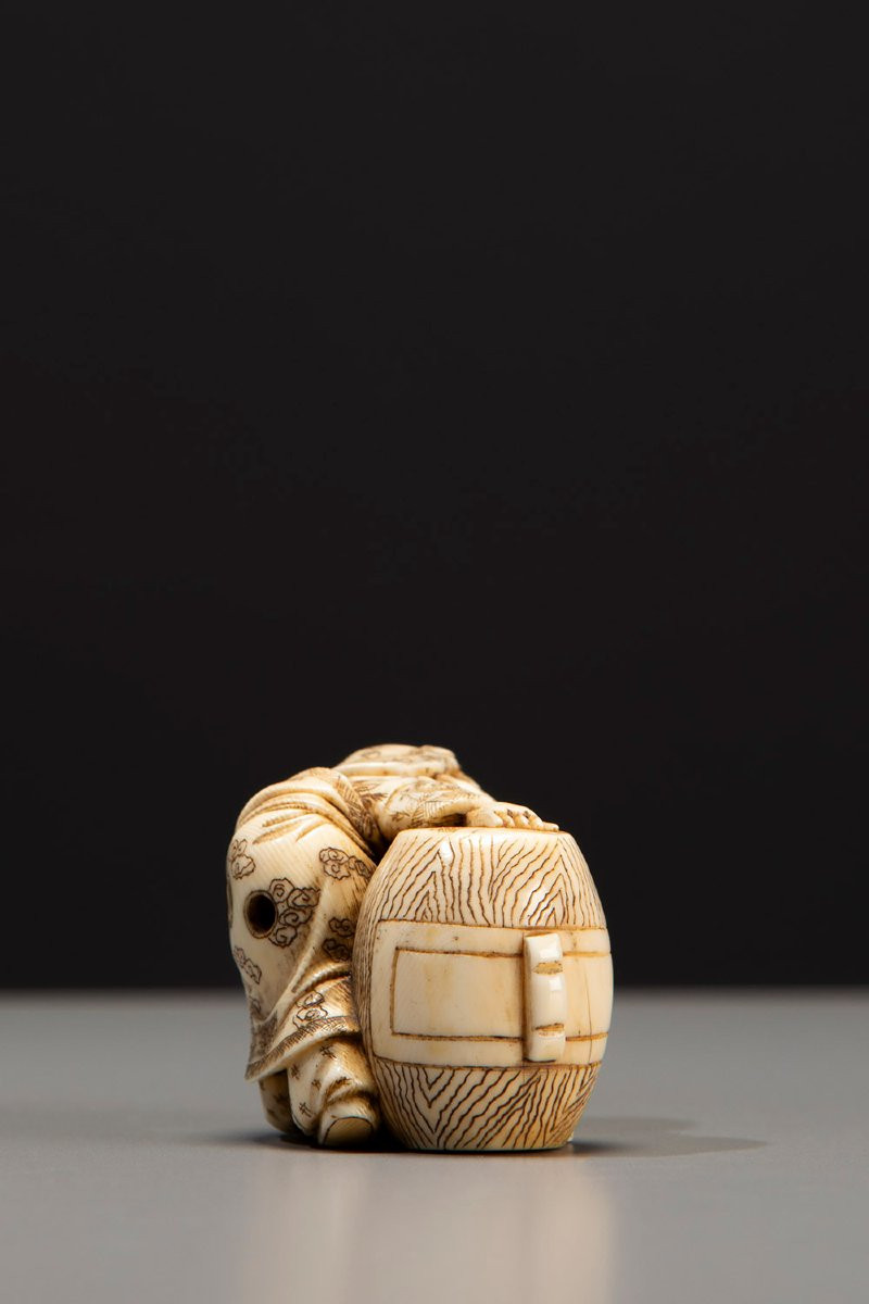 Netsuke en ivoire représentant Daikoku avec son marteau caractéristique-photo-4
