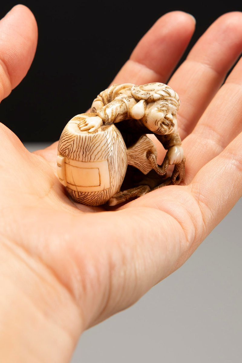 Netsuke en ivoire représentant Daikoku avec son marteau caractéristique-photo-2