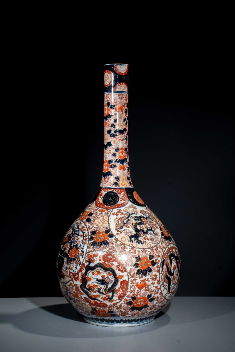 A Large Imari Vase With Dragon, Phoenix, And Flowers-photo-2