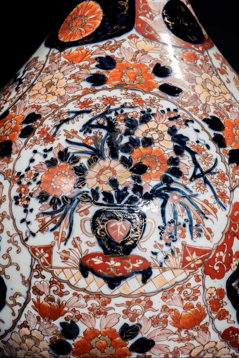 A Large Imari Vase With Dragon, Phoenix, And Flowers-photo-1