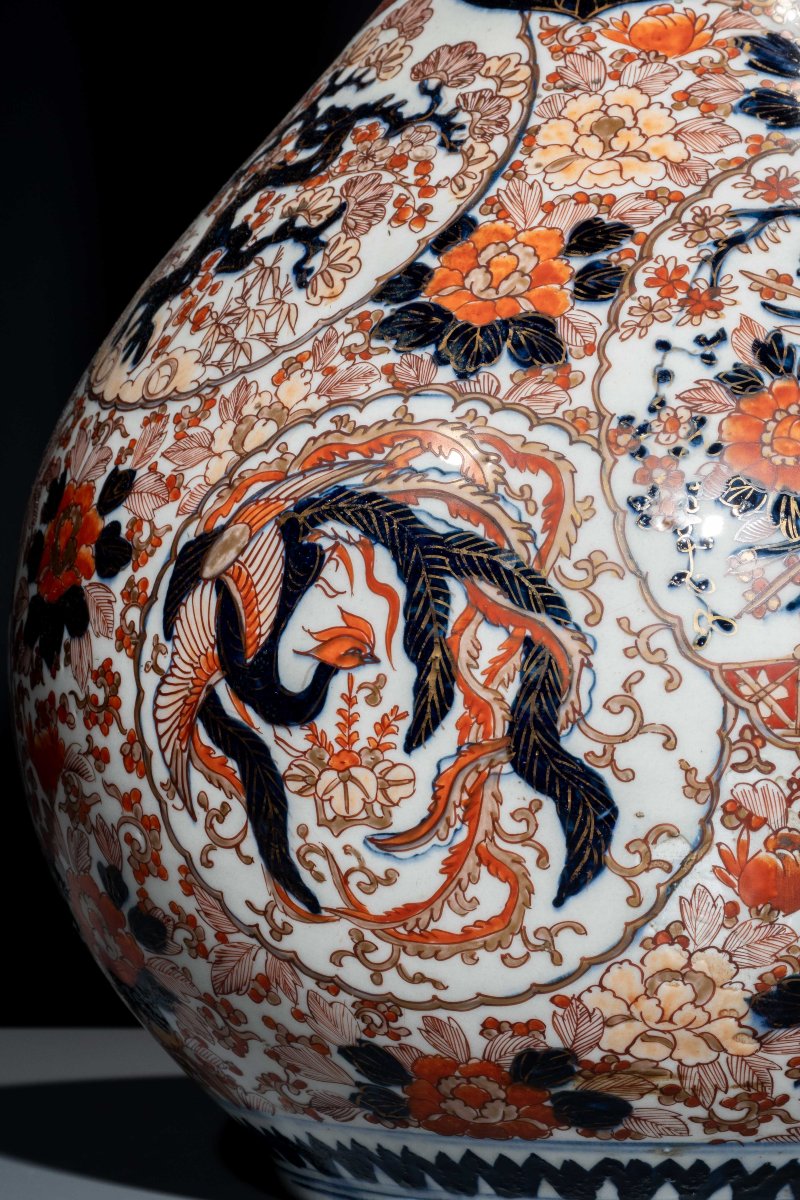 A Large Imari Vase With Dragon, Phoenix, And Flowers-photo-2
