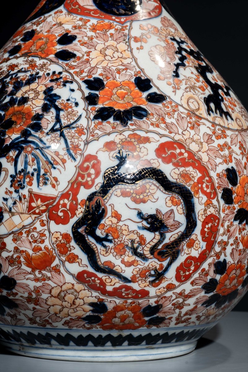 A Large Imari Vase With Dragon, Phoenix, And Flowers-photo-3