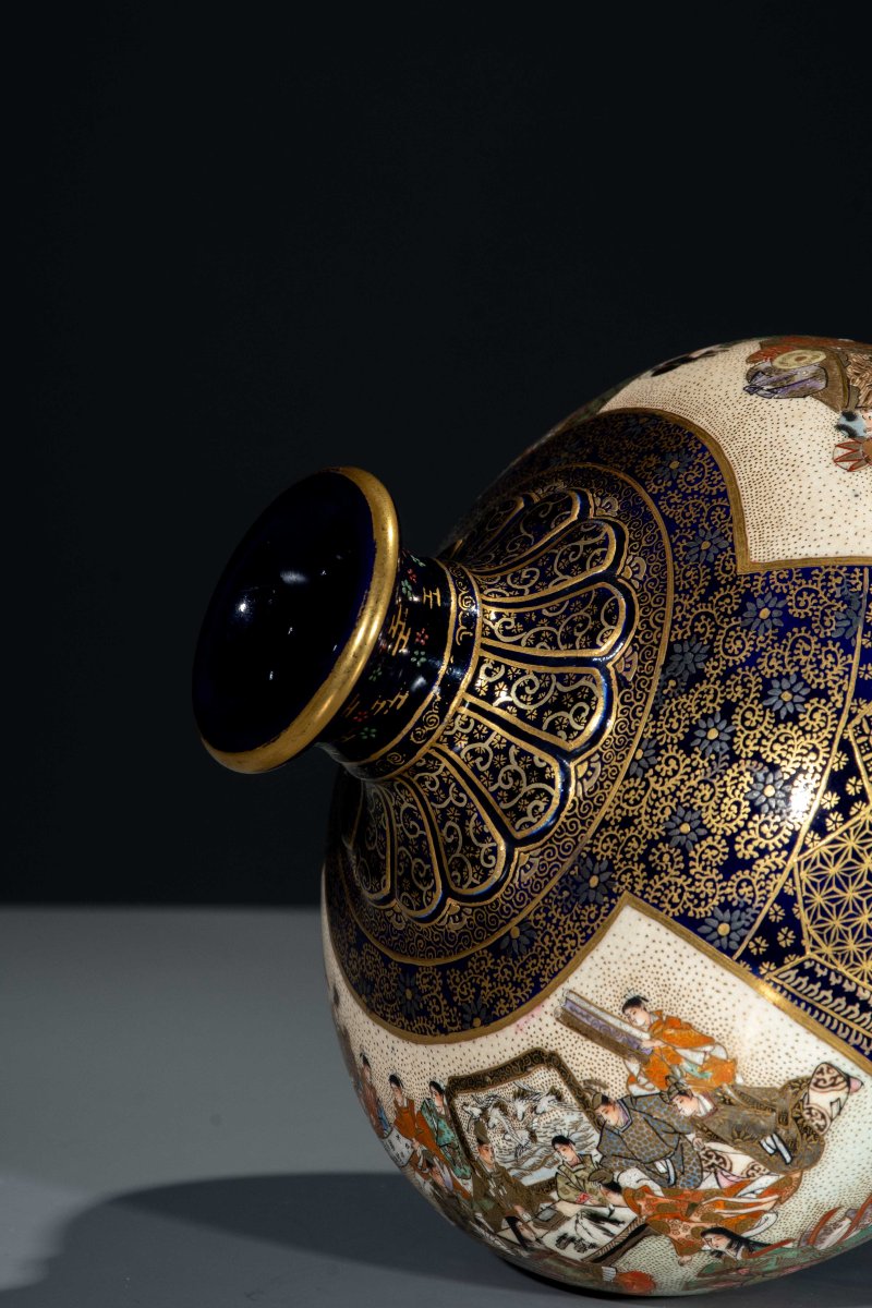 Vase Satsuma sur fond bleu cobalt représentant des scènes de cour, signé Kinkozan-photo-1