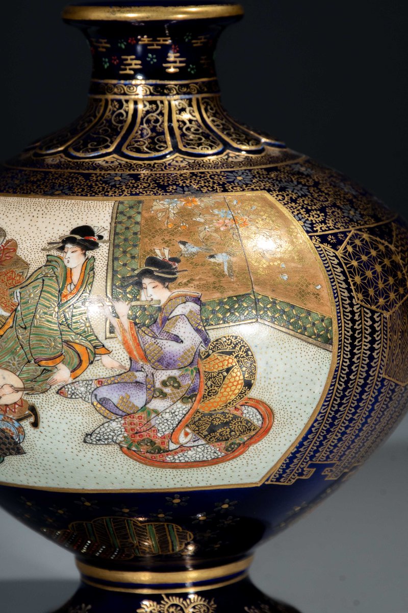 Vase Satsuma sur fond bleu cobalt représentant des scènes de cour, signé Kinkozan-photo-4