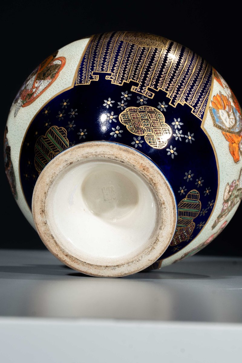 Vase Satsuma sur fond bleu cobalt représentant des scènes de cour, signé Kinkozan-photo-5
