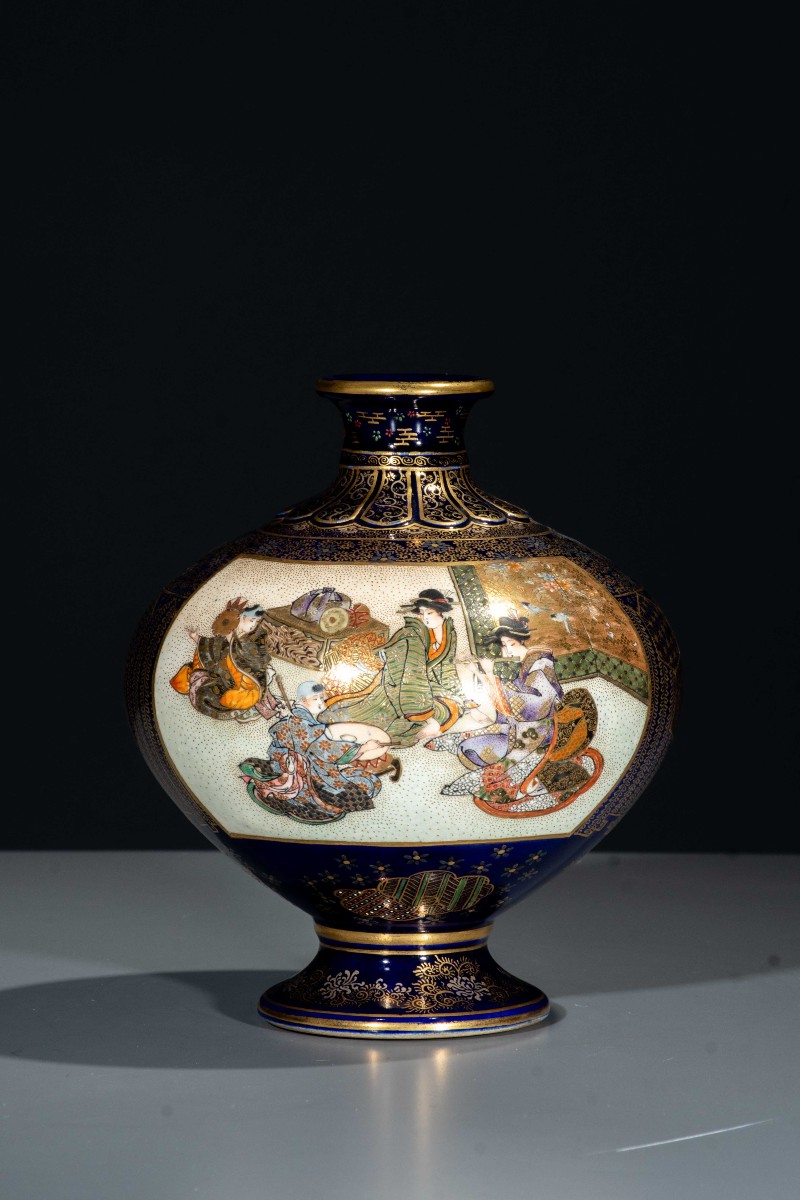 Vase Satsuma sur fond bleu cobalt représentant des scènes de cour, signé Kinkozan