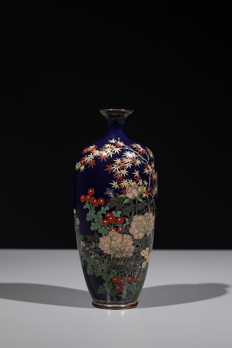 Vase japonais en cloisonné décoré d’un jardin de fleurs et d’un érable-photo-2