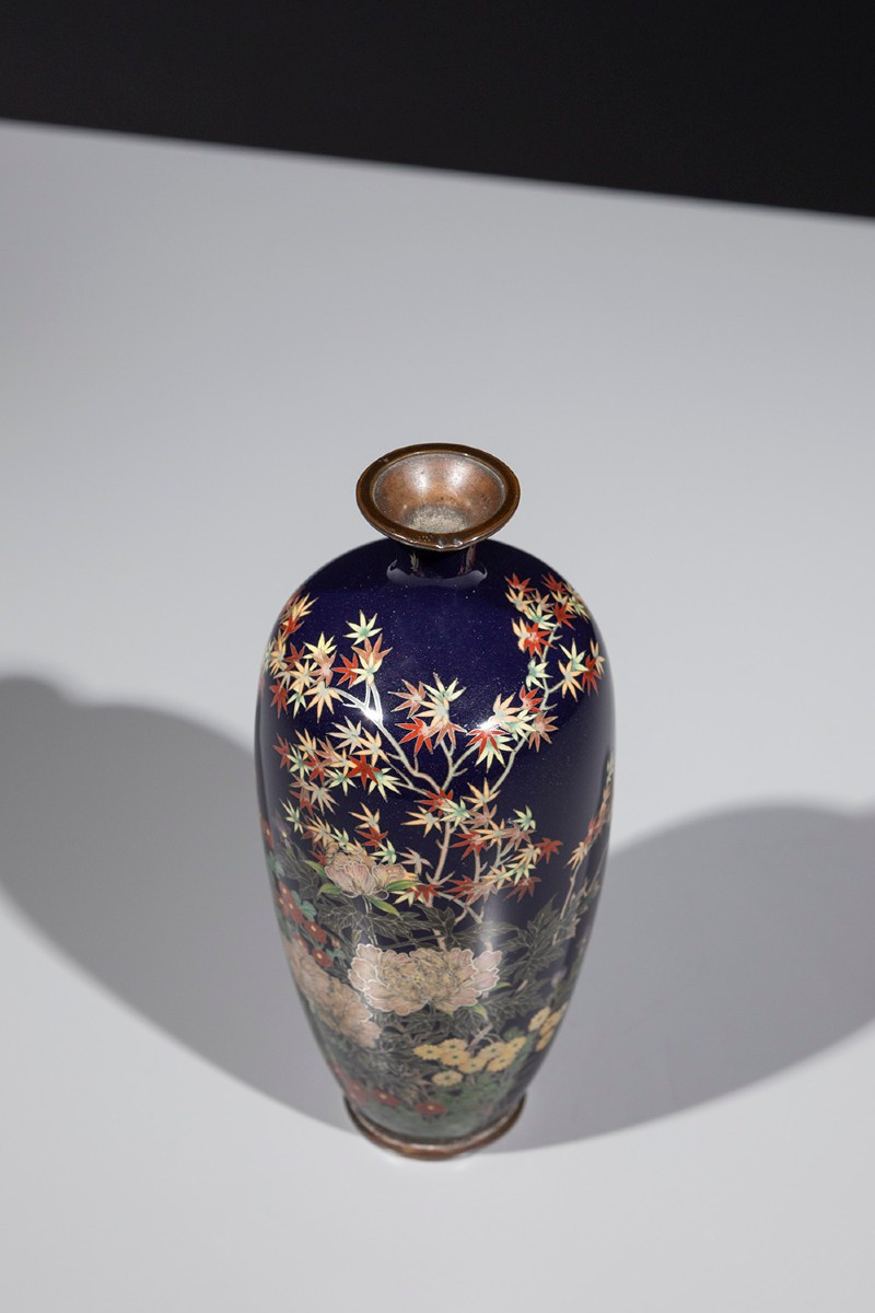 Vase japonais en cloisonné décoré d’un jardin de fleurs et d’un érable-photo-2