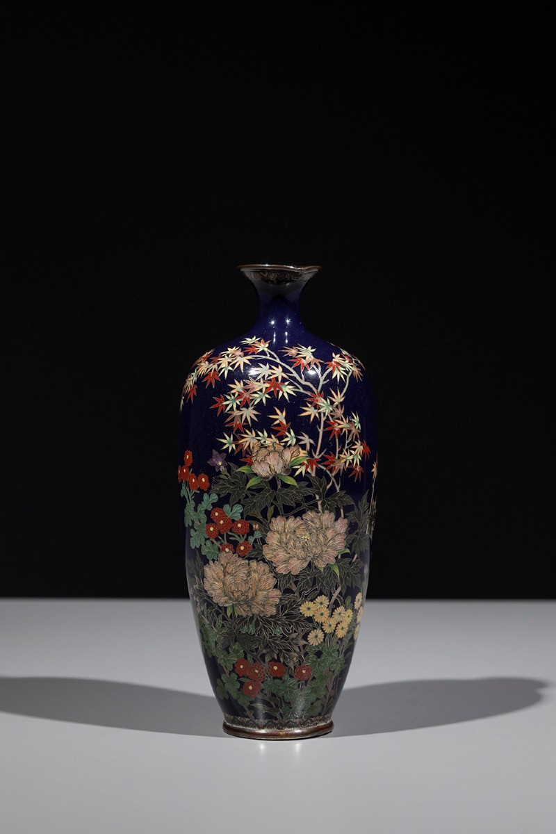 Vase japonais en cloisonné décoré d’un jardin de fleurs et d’un érable