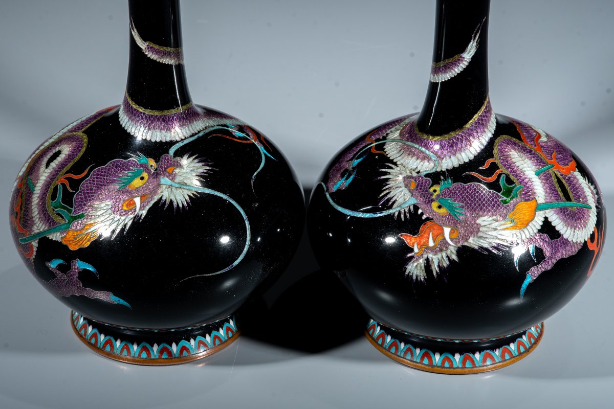 A Pair Of Black-ground Cloisonné Ginbari Vases With Ryū Dragons-photo-2