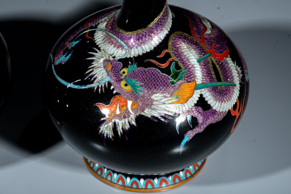 A Pair Of Black-ground Cloisonné Ginbari Vases With Ryū Dragons-photo-3