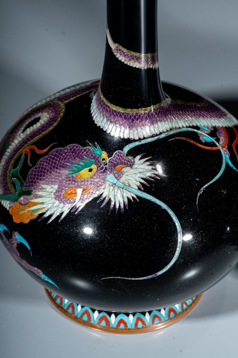 A Pair Of Black-ground Cloisonné Ginbari Vases With Ryū Dragons-photo-1