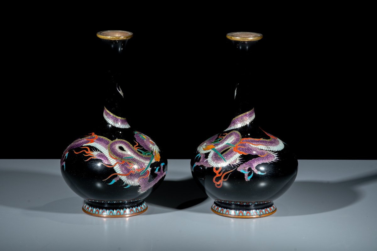 A Pair Of Black-ground Cloisonné Ginbari Vases With Ryū Dragons-photo-2