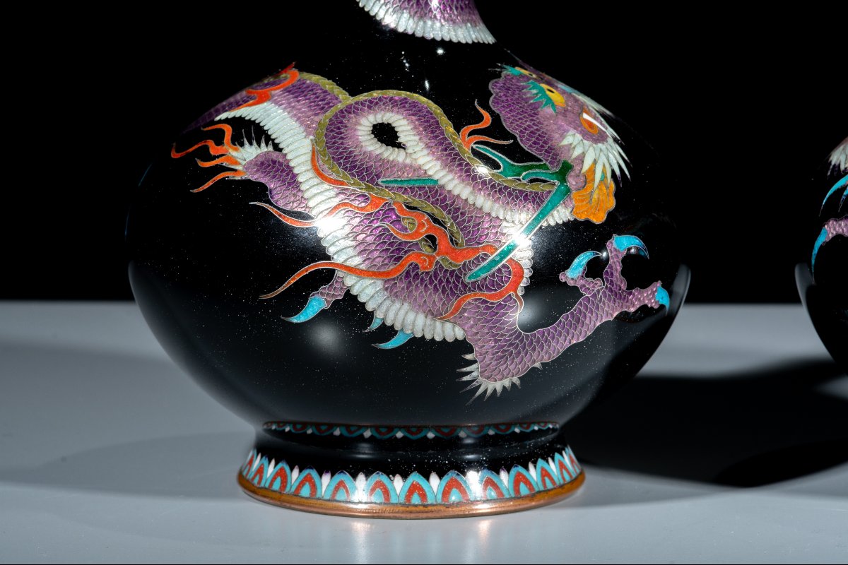 A Pair Of Black-ground Cloisonné Ginbari Vases With Ryū Dragons-photo-3
