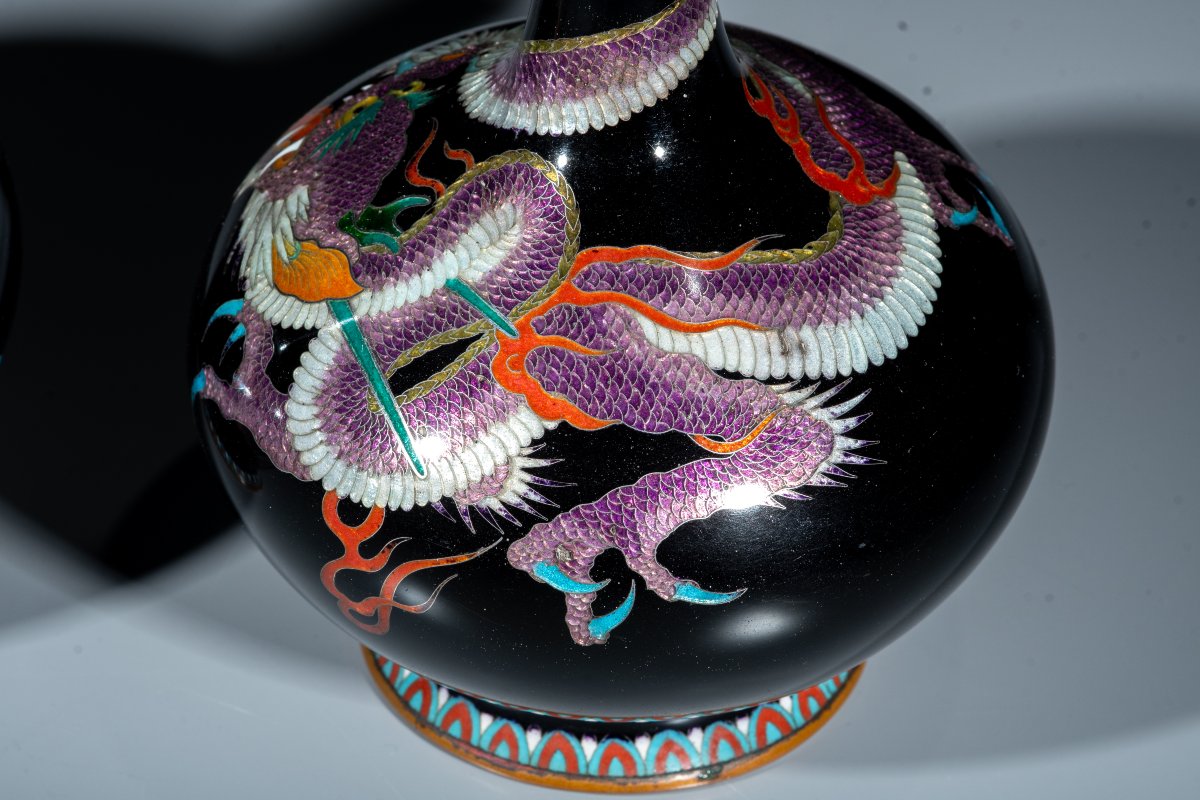 A Pair Of Black-ground Cloisonné Ginbari Vases With Ryū Dragons-photo-4