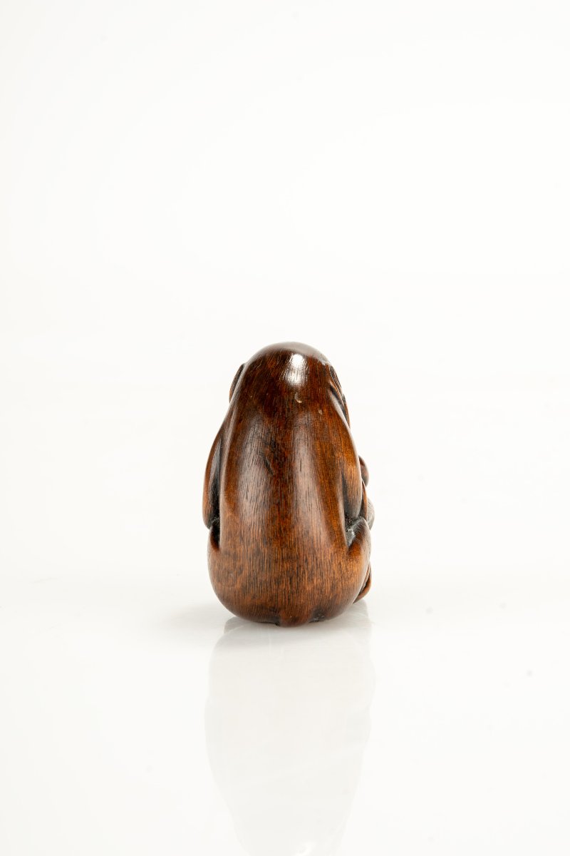 Netsuke en buis représentant un singe avec un poulpe-photo-2