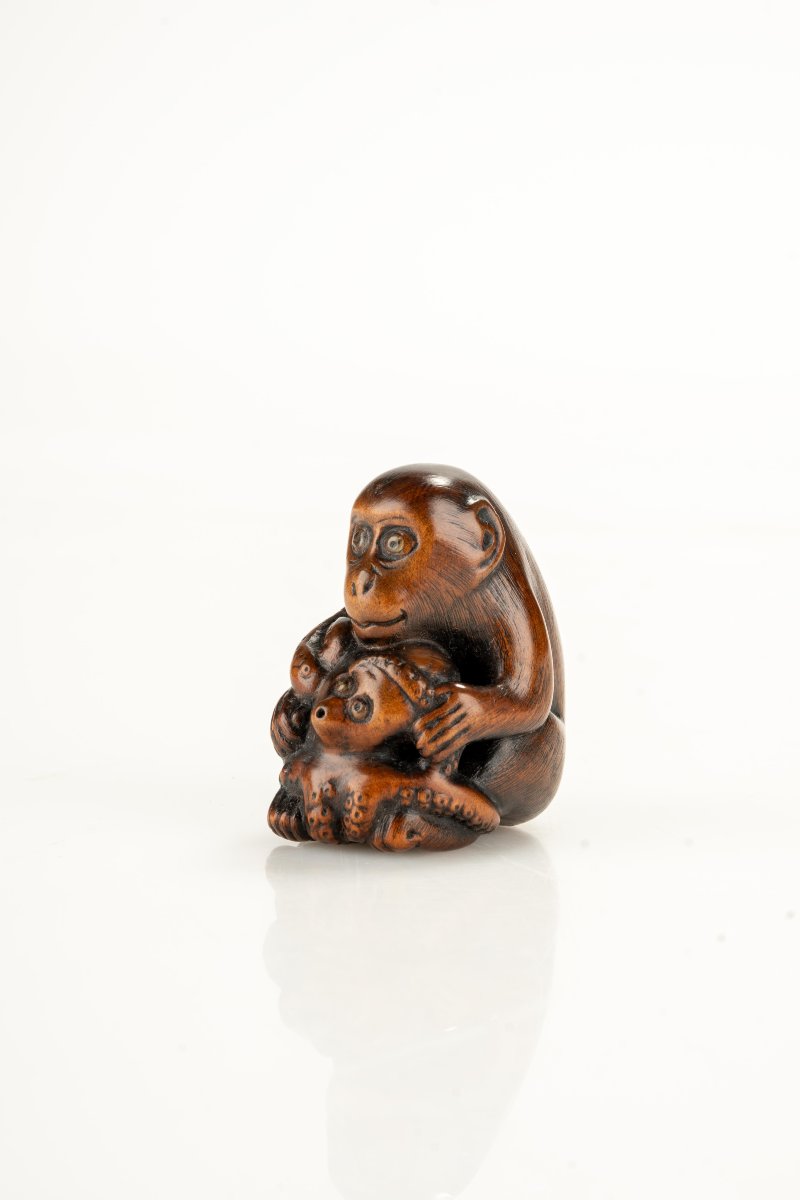 Netsuke en buis représentant un singe avec un poulpe-photo-3