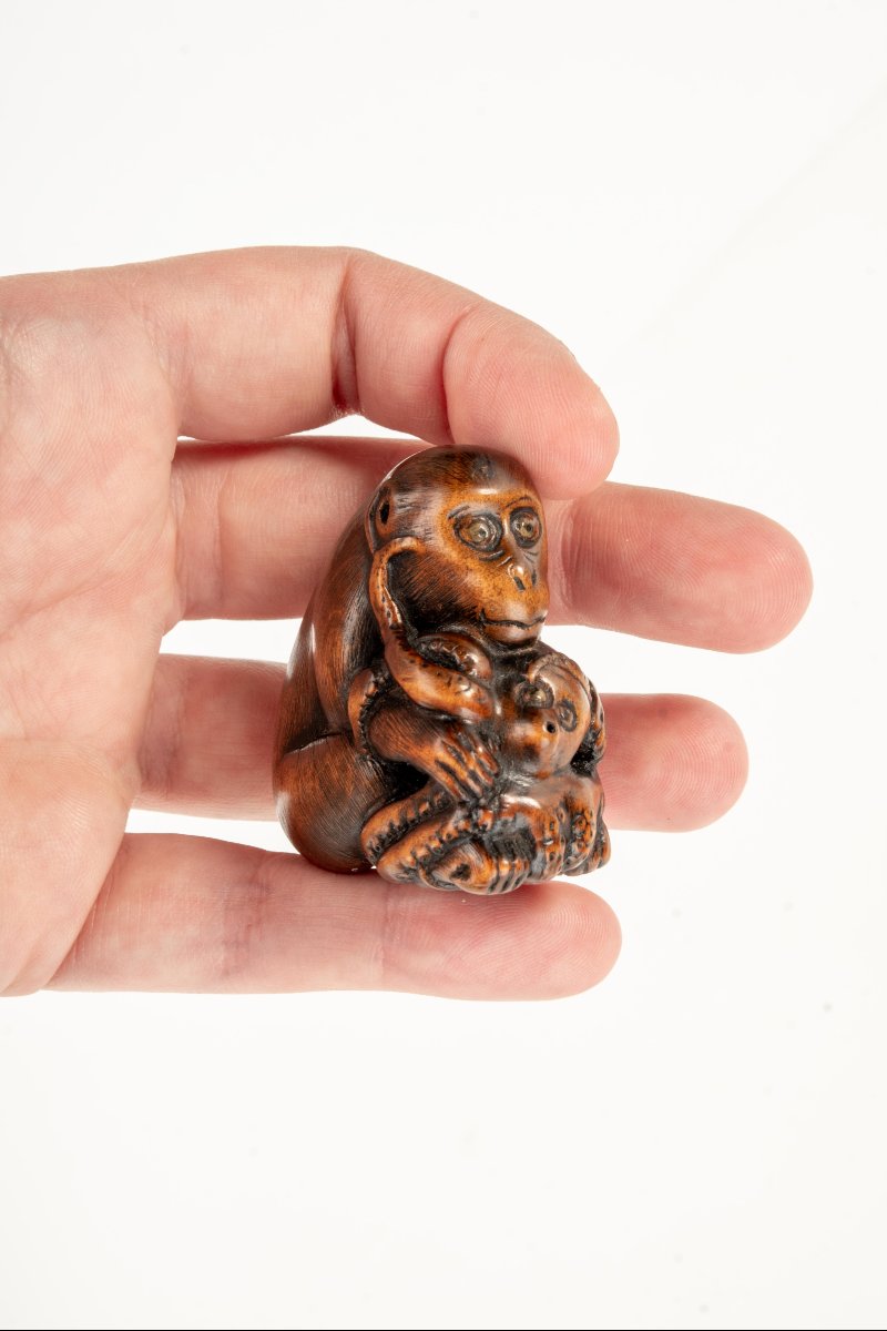 Netsuke en buis représentant un singe avec un poulpe-photo-4