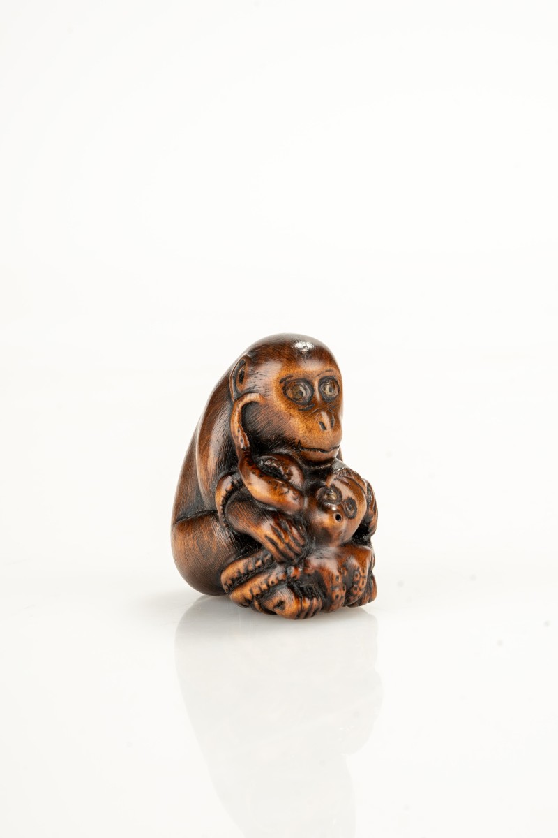 Netsuke en buis représentant un singe avec un poulpe