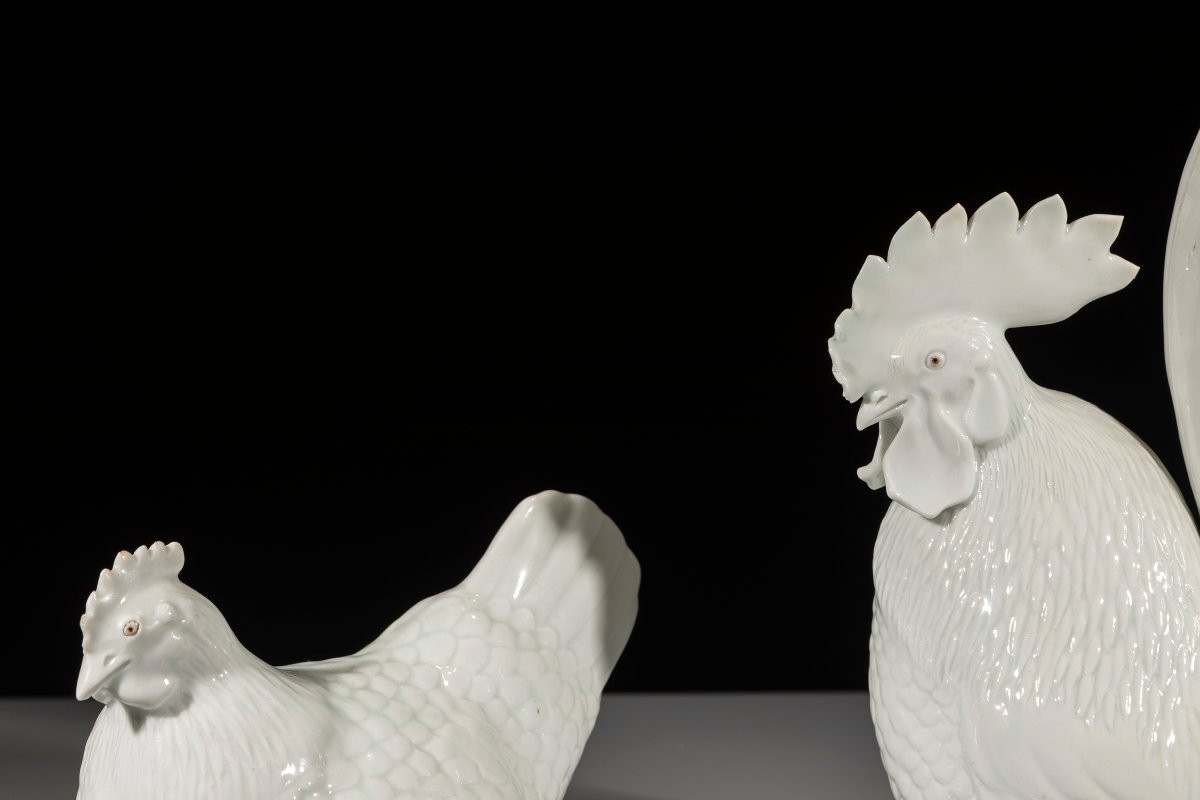 Paire d’okimono en porcelaine représentant un coq et une poule-photo-1