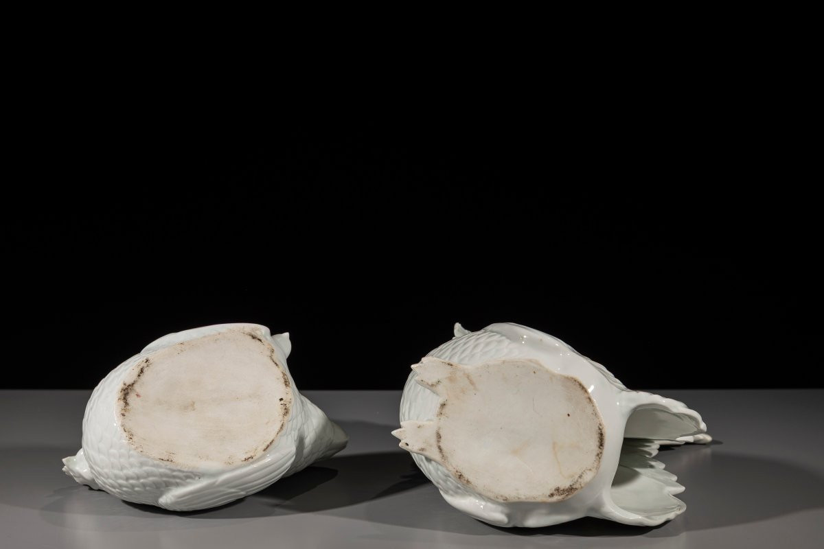 Paire d’okimono en porcelaine représentant un coq et une poule-photo-2