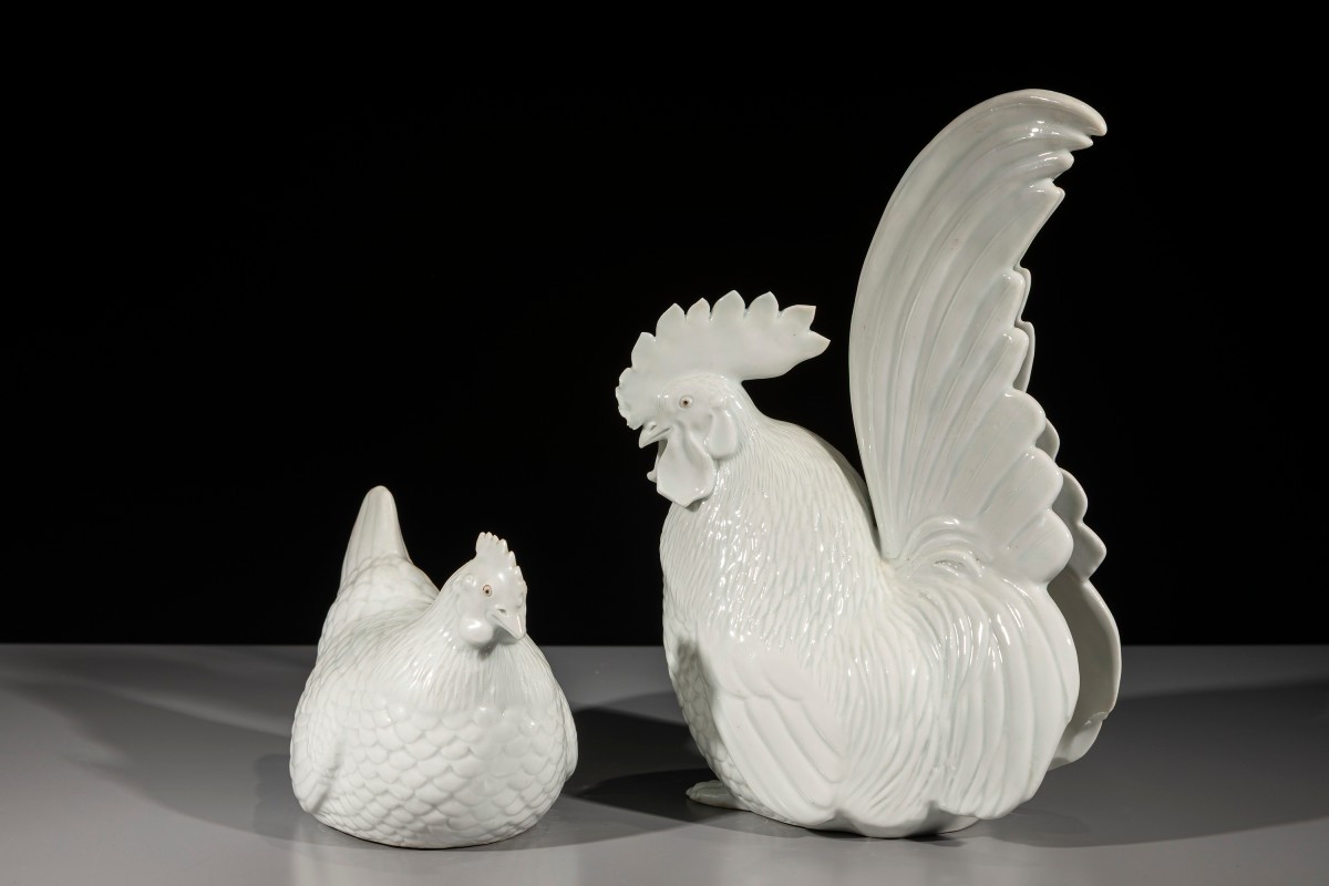 Paire d’okimono en porcelaine représentant un coq et une poule
