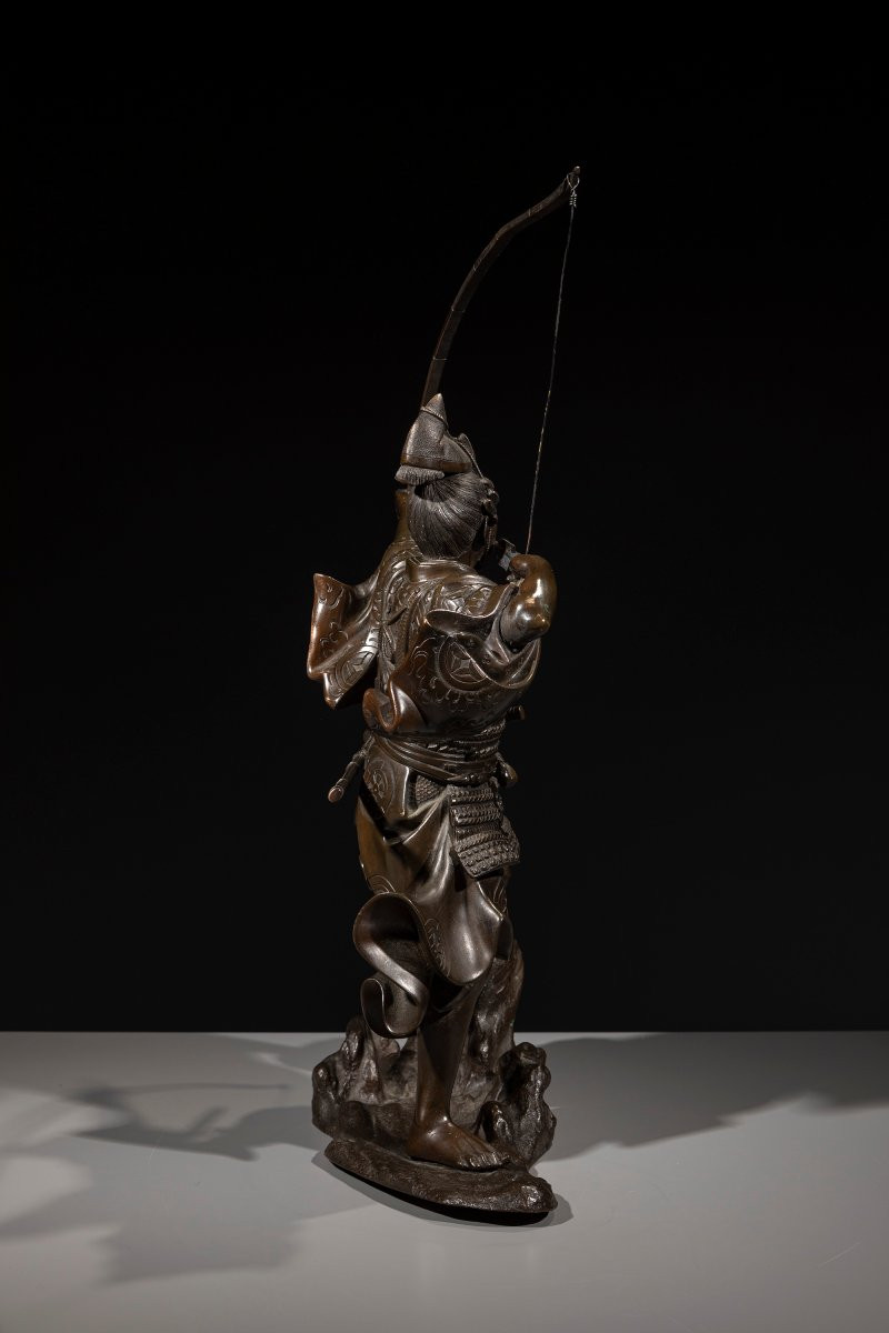 Okimono en bronze représentant un samouraï avec arc, signé Yoshimitsu-photo-1