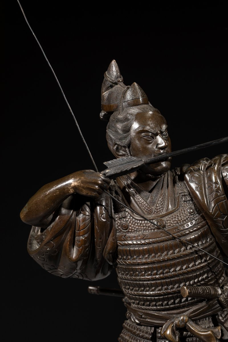 Okimono en bronze représentant un samouraï avec arc, signé Yoshimitsu-photo-2
