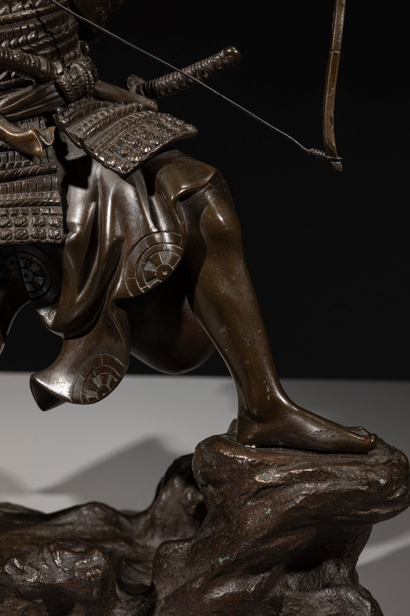 Okimono en bronze représentant un samouraï avec arc, signé Yoshimitsu-photo-3