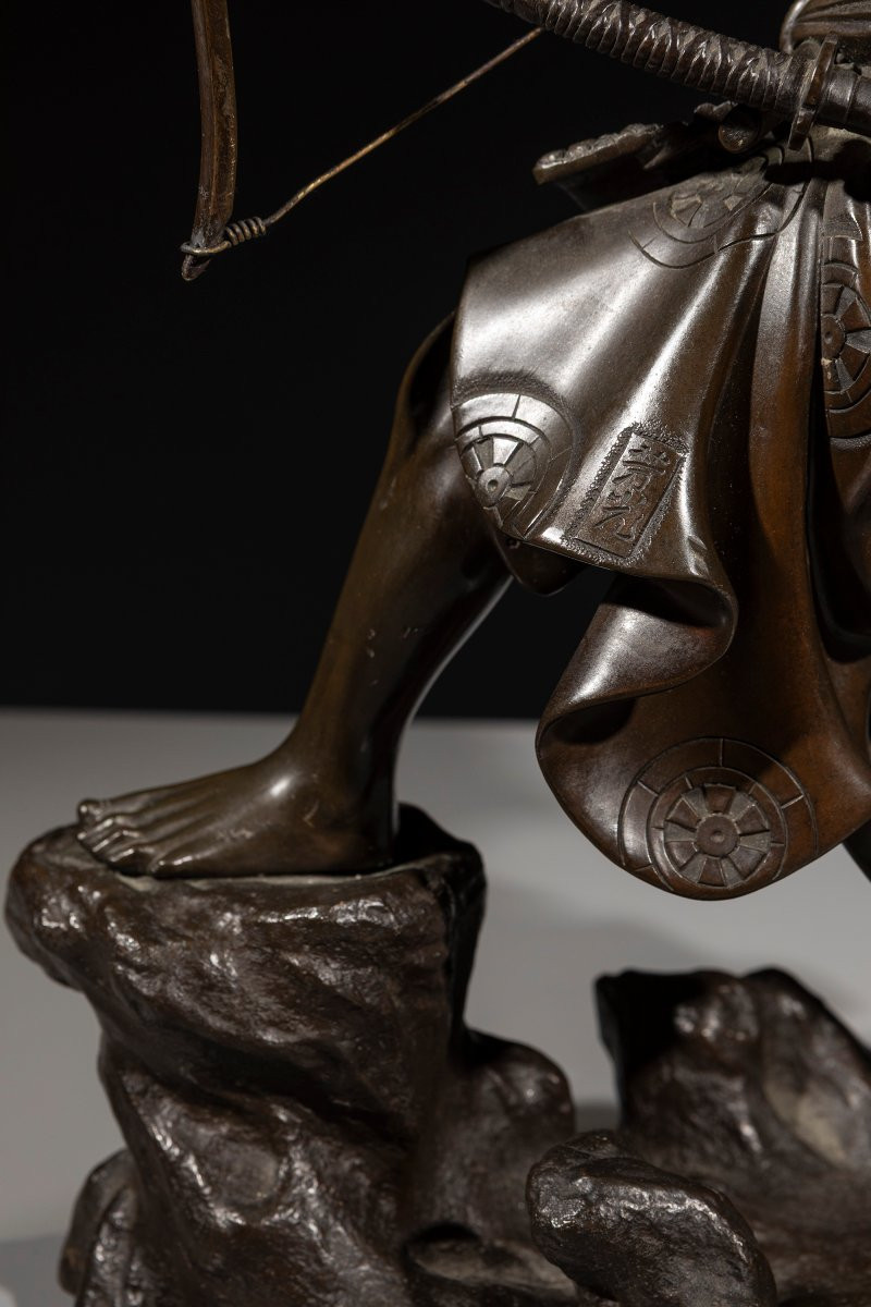 Okimono en bronze représentant un samouraï avec arc, signé Yoshimitsu-photo-6