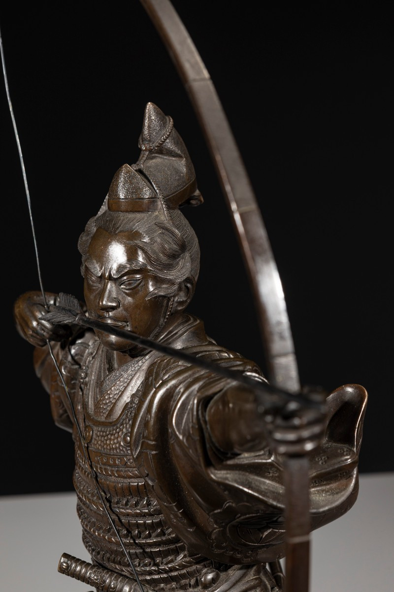 Okimono en bronze représentant un samouraï avec arc, signé Yoshimitsu