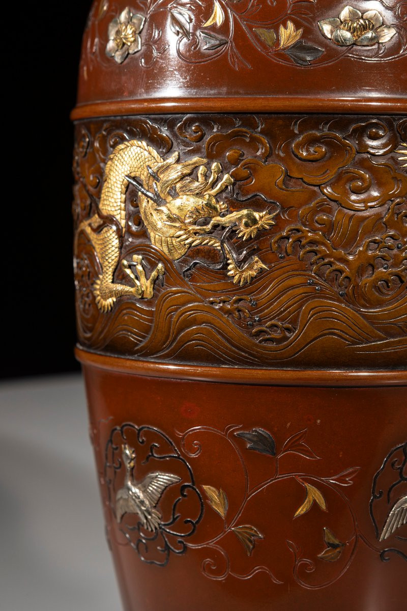 Vase en bronze à double patine avec dragon doré parmi nuages et vagues, marque Nogawa-photo-2