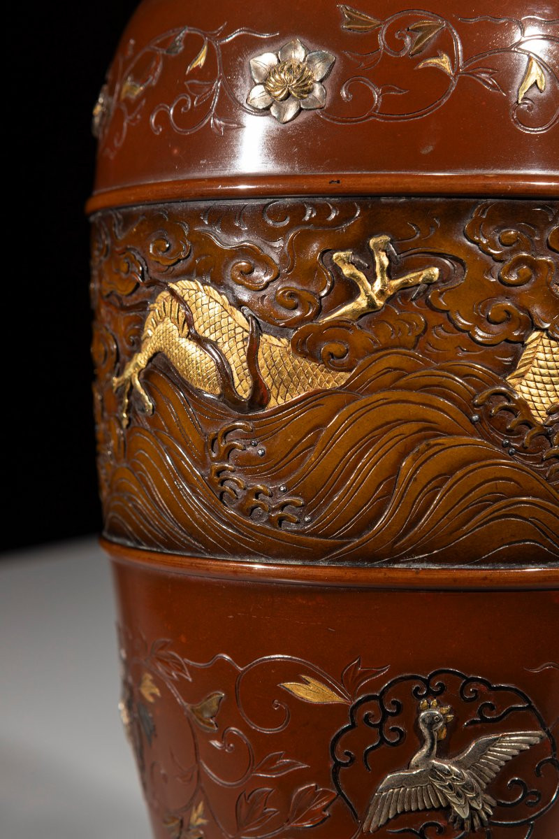 Vase en bronze à double patine avec dragon doré parmi nuages et vagues, marque Nogawa-photo-1