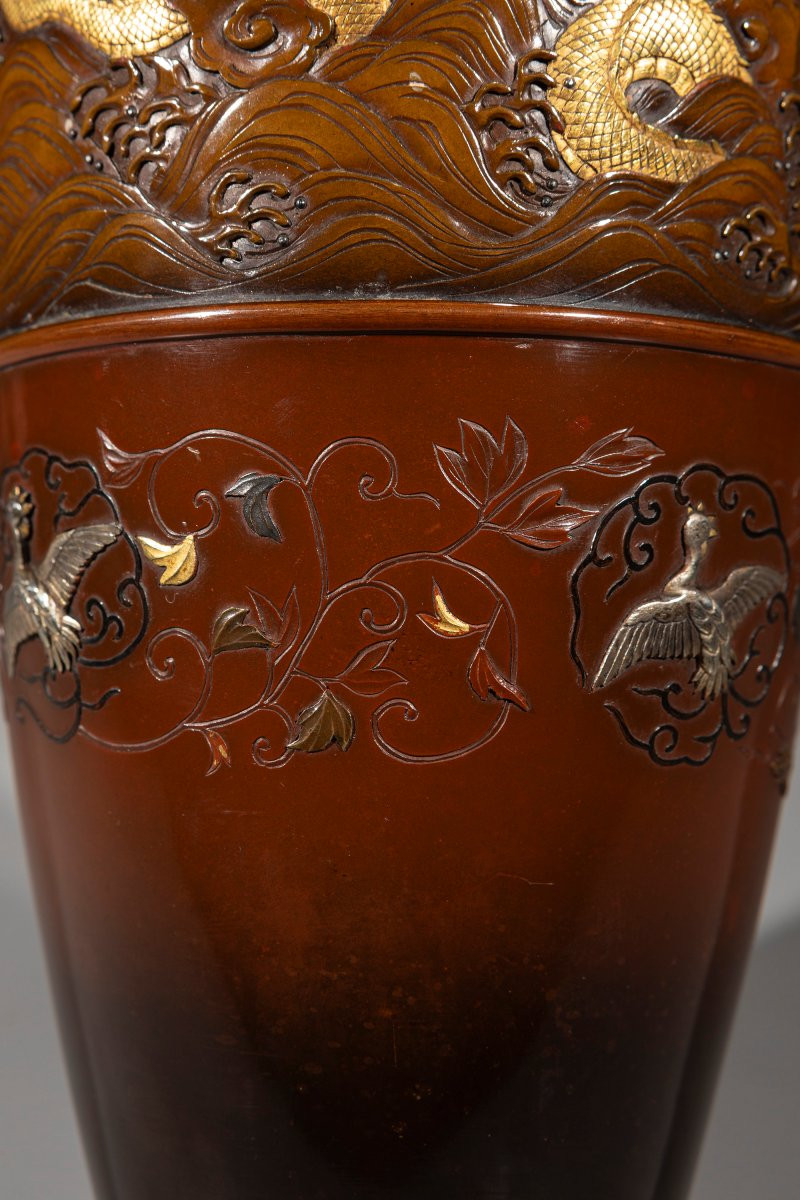Vase en bronze à double patine avec dragon doré parmi nuages et vagues, marque Nogawa-photo-3