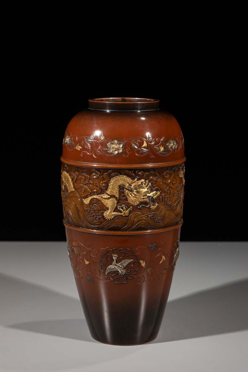 Vase en bronze à double patine avec dragon doré parmi nuages et vagues, marque Nogawa