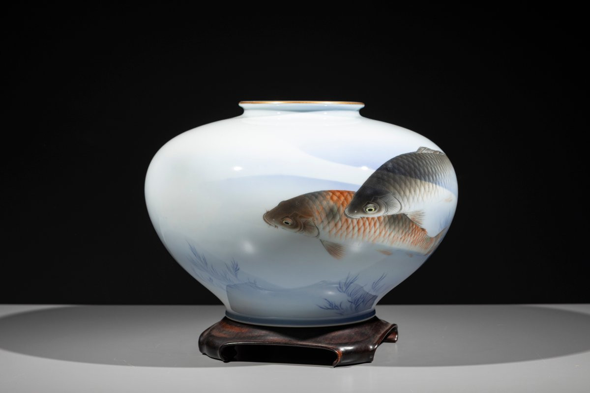 Grand vase globulaire en porcelaine Fukagawa avec carpes koi-photo-4
