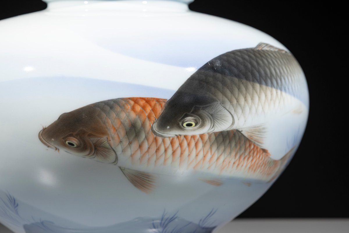 Grand vase globulaire en porcelaine Fukagawa avec carpes koi-photo-1