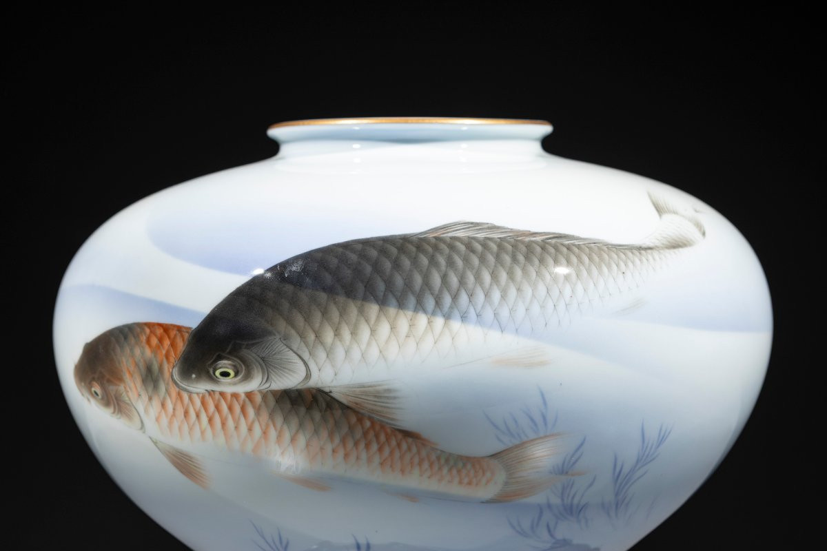 Grand vase globulaire en porcelaine Fukagawa avec carpes koi-photo-2