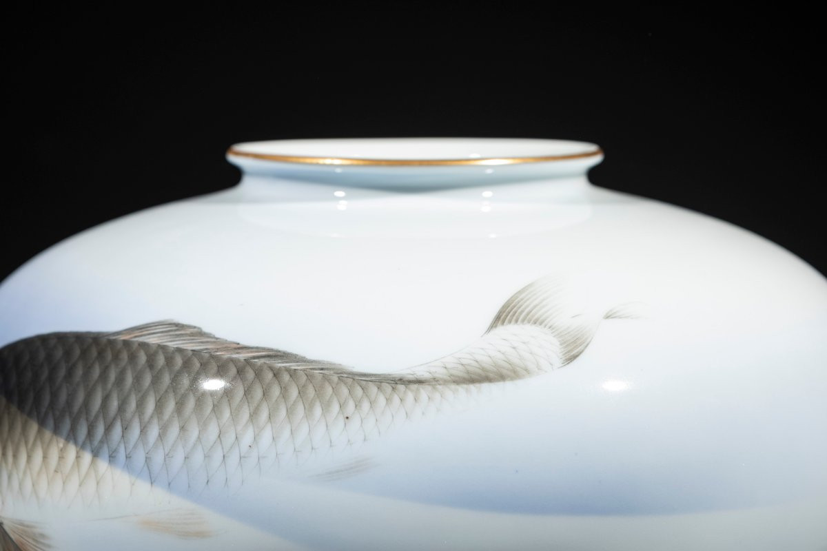 Grand vase globulaire en porcelaine Fukagawa avec carpes koi-photo-3