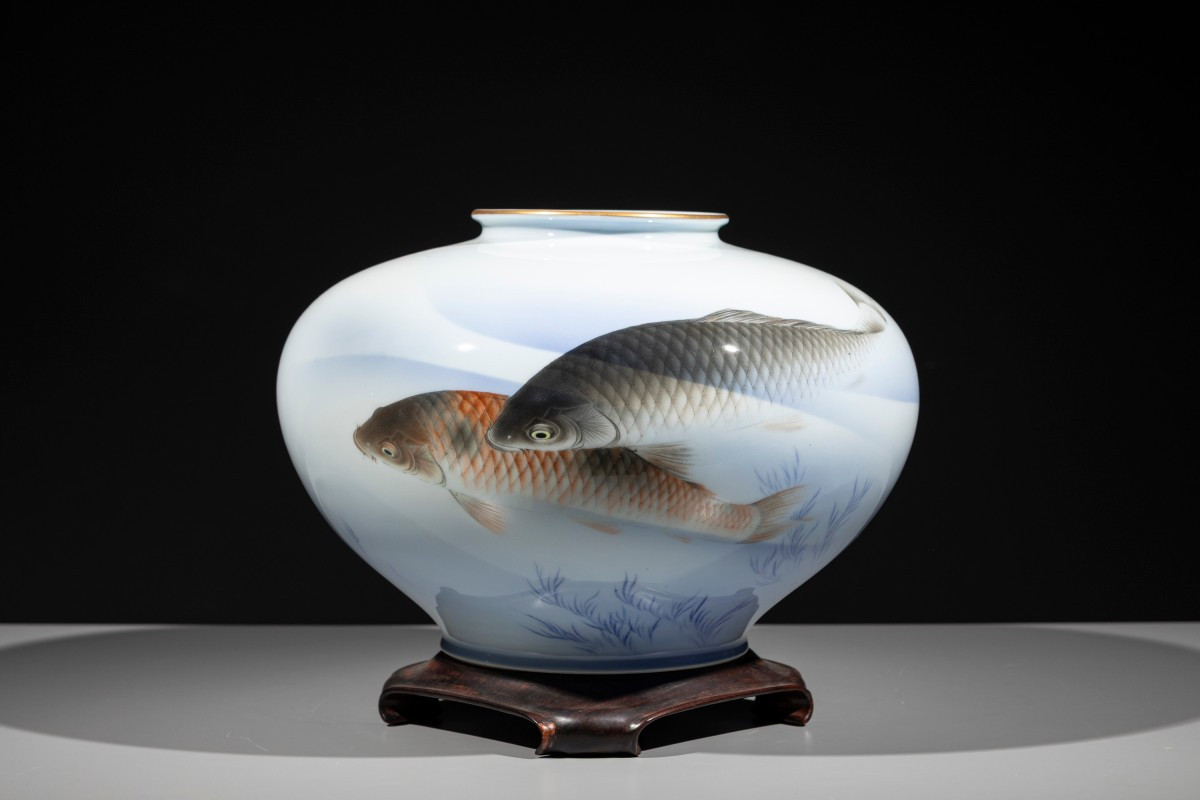 Grand vase globulaire en porcelaine Fukagawa avec carpes koi