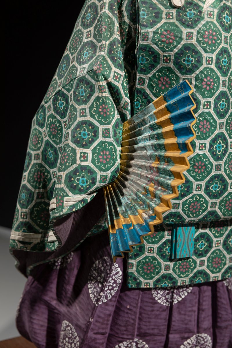 Okimono en bois polychrome représentant un danseur du théâtre Nō-photo-2