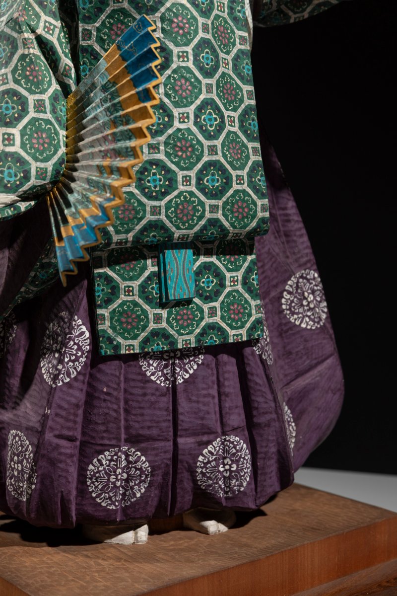 Okimono en bois polychrome représentant un danseur du théâtre Nō-photo-3