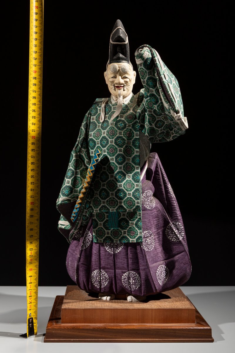 Okimono en bois polychrome représentant un danseur du théâtre Nō-photo-5