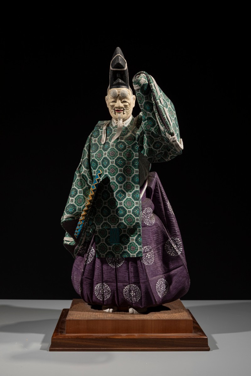 Okimono en bois polychrome représentant un danseur du théâtre Nō