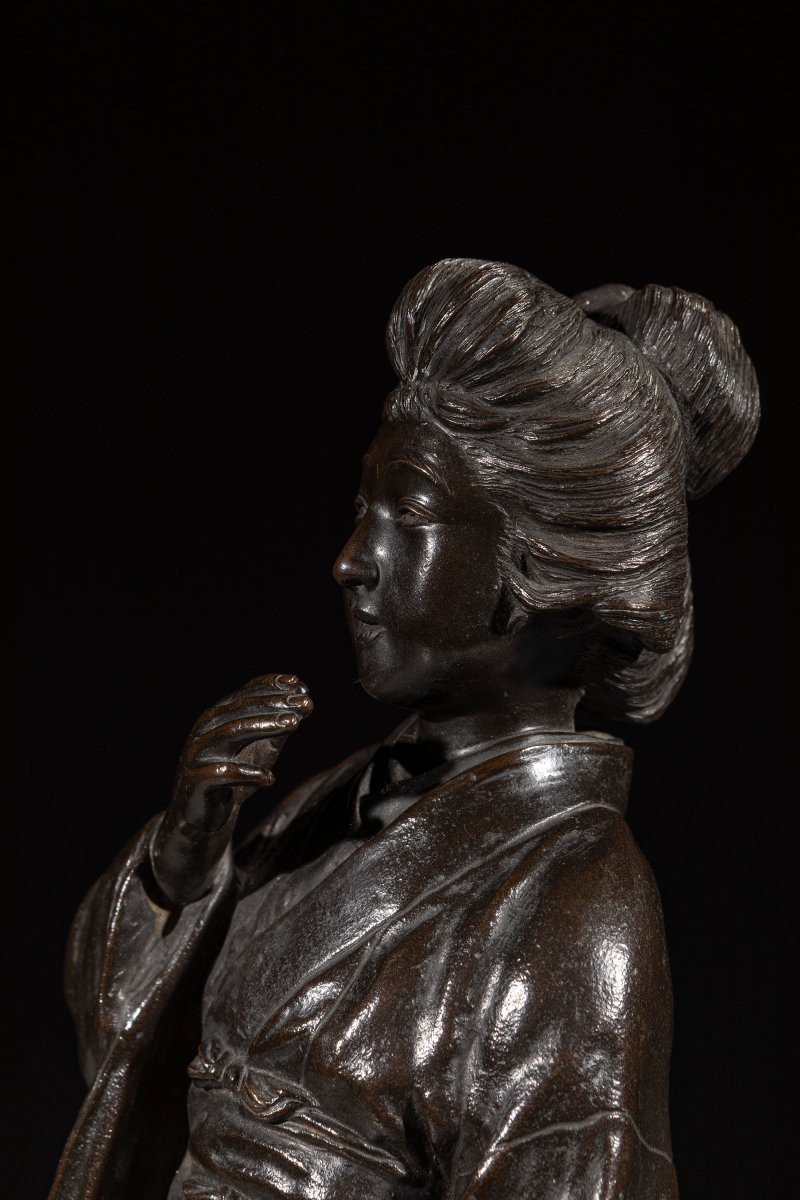 A Bronze Okimono Depicting A Walking Geisha, Signed Seiya Zō-photo-2