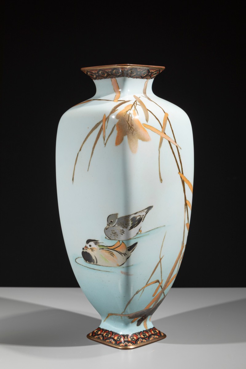 Vase cloisonné avec une paire de canards le long d’un cours d’eau