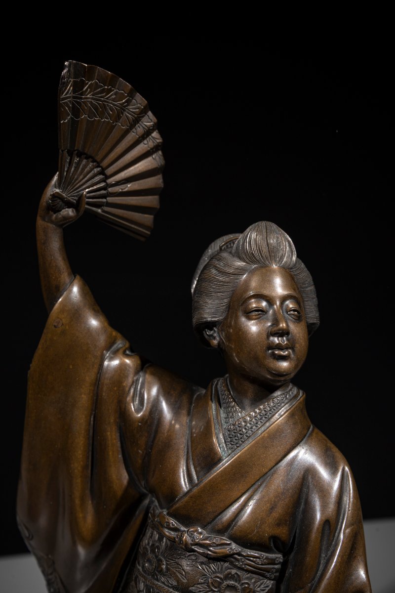 Okimono en bronze représentant une danseuse avec éventail-photo-1